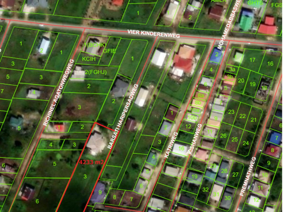 Eigendom,  Vierkinderenweg – Barsati Haripersadweg.  Aantrekkelijk perceel met woning te koop.  Het terrein beslaat  4233 m2 met een ruime woning (opp - Hoofdfoto