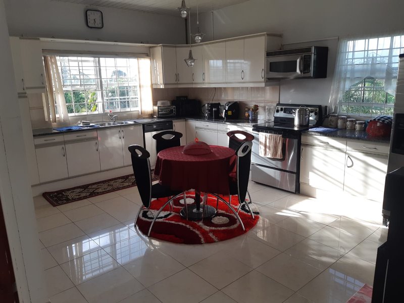 Grondhuur, Highway hoek Dwarkaweg 7500 m2 met 4 woningen. 1 prachtige woning op neuten met 3 kamers (2 masterrooms), grote woonkamer, voor- en achter 