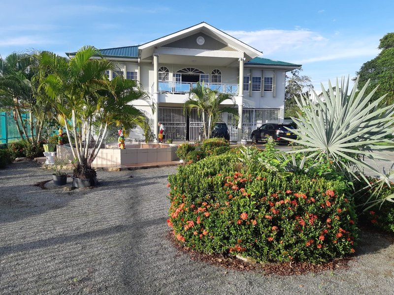 Grondhuur, Noordpoolweg (zijstr Indra Gandhiweg), groot 575 m2. Een goedgelegen hoekperceel